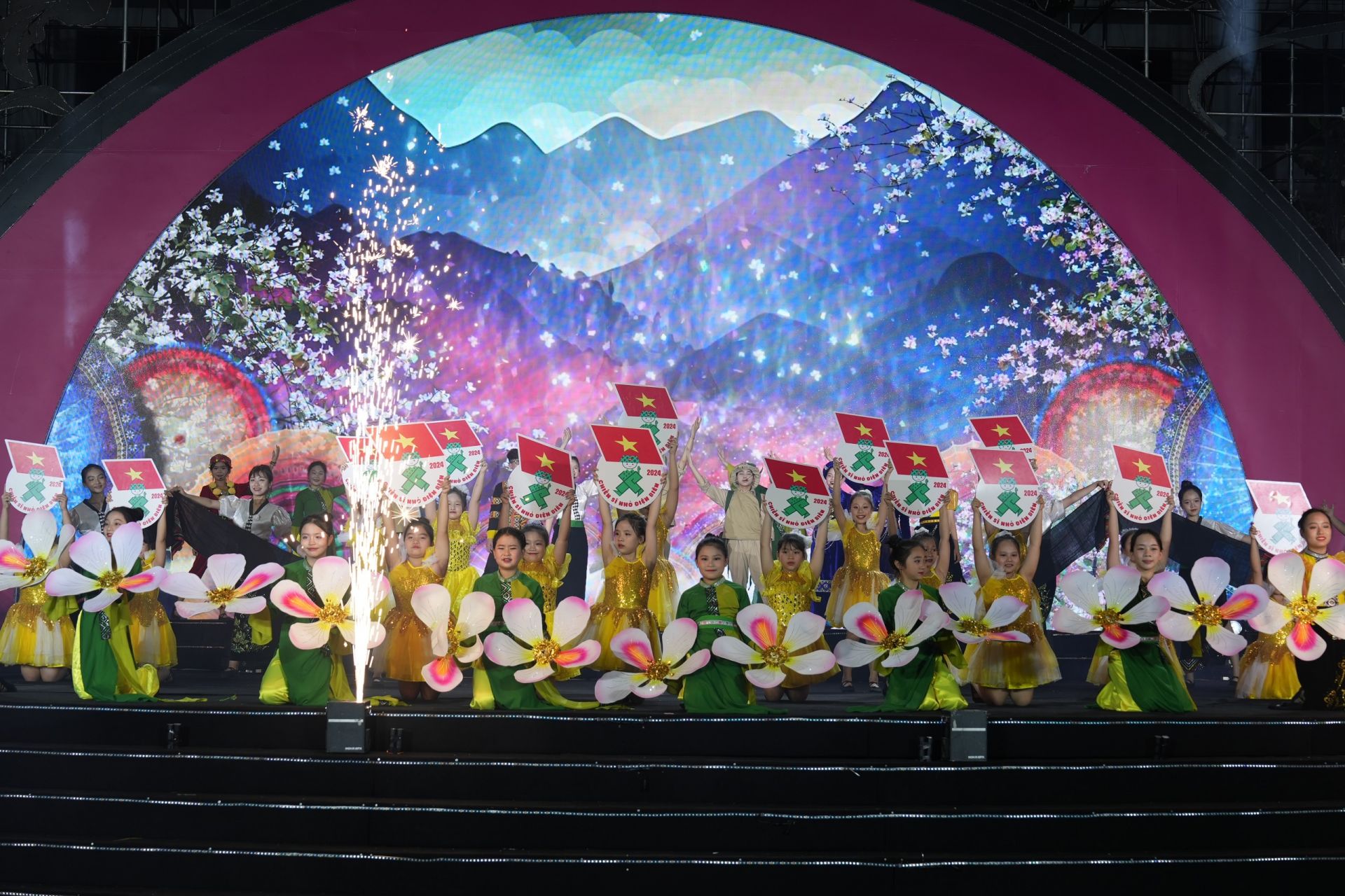 Các tiết mục ca, múa, nhạc chào mừng được dàn dựng công phu, mang âm hưởng Chiến thắng Điện Biên.
