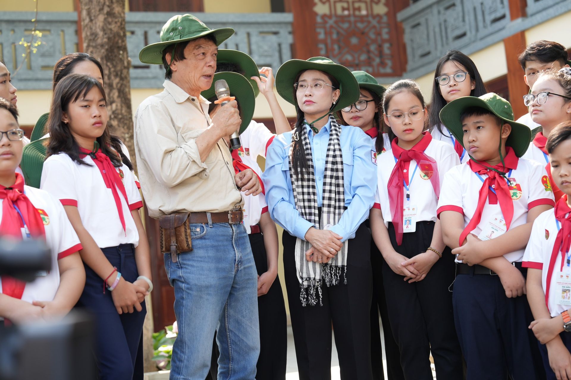 Đoàn đại biểu đã được nghe những câu chuyện về Chiến thằng Điện Biên Phủ từ bác Võ Điện Biên, con trai Đại tướng Võ Nguyên Giáp.