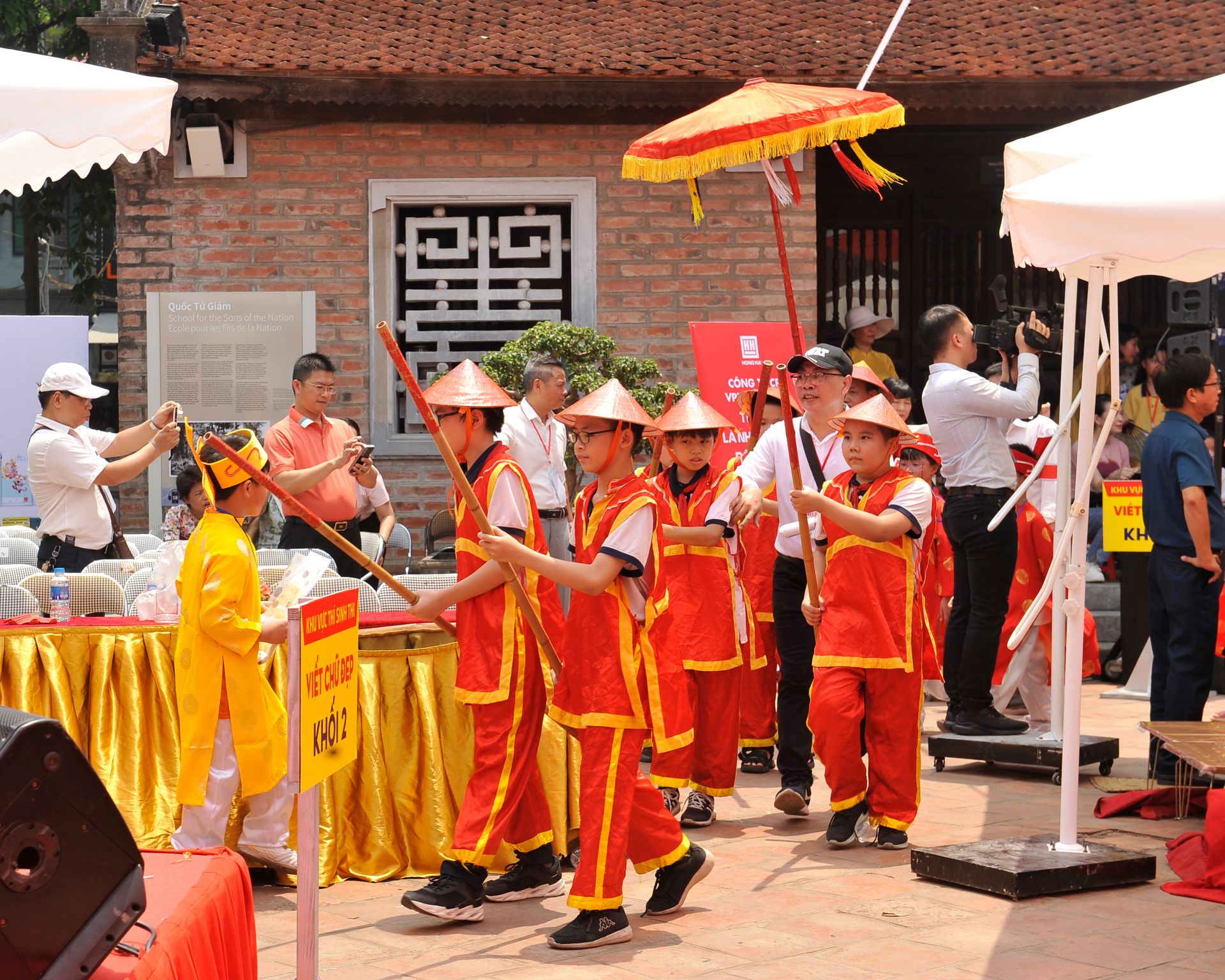 18 sĩ tử đoạt giải Trạng nguyên được vinh danh theo nghi thức xưa tại sân Thái Học.