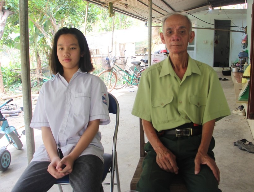 Trần Ngọc Hân cùng ông ngoại đã ngoài 70 tuổi.