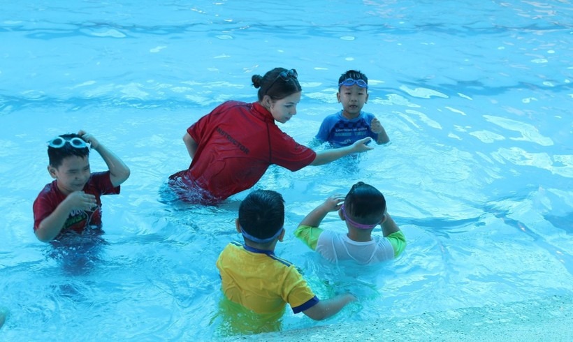 Học sinh TP Mỹ Tho (Tiền Giang) tham gia phổ cập bơi dưới sự hướng dẫn của các huấn luyện viên.