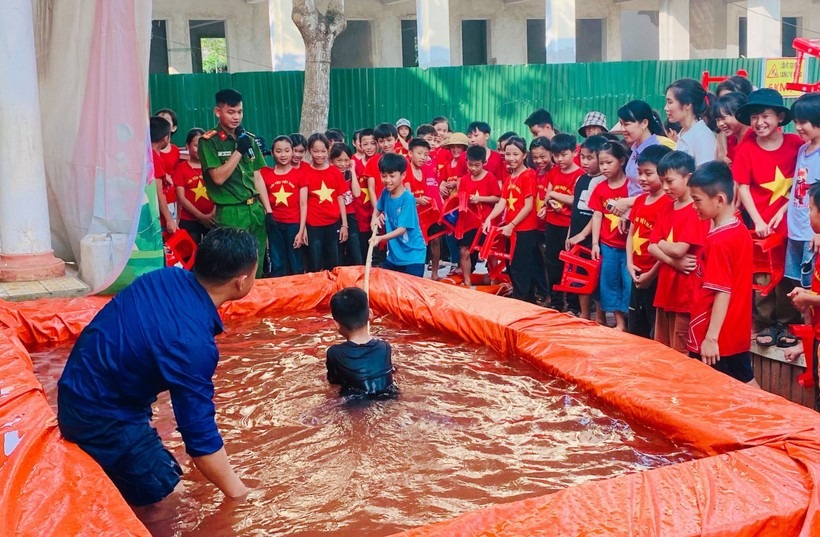 Học sinh Trường THCS Quang Trung (TP Hà Tĩnh) được trang bị kỹ năng phòng chống đuối nước