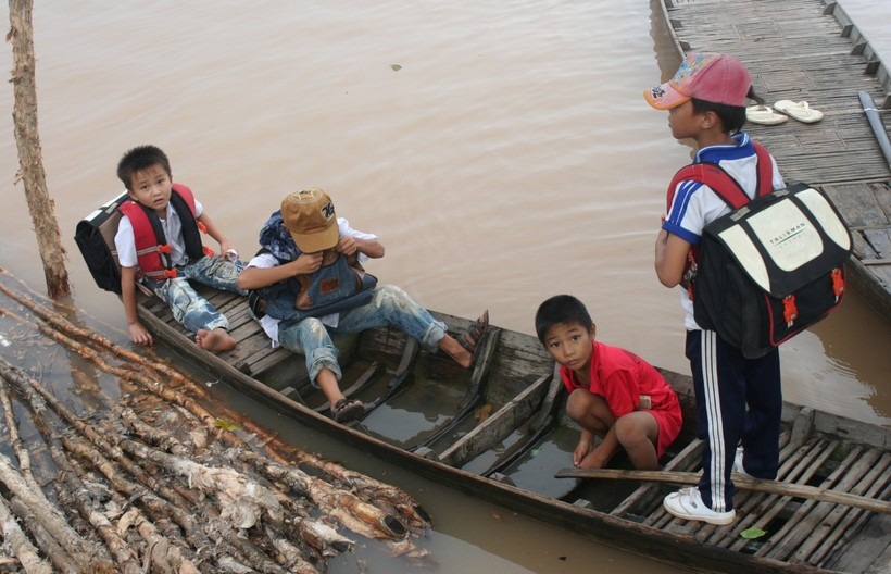 Bốn bề là sông nước nên học sinh ở Đồng bằng sông Cửu Long cần được trang bị kỹ năng bơi lội.