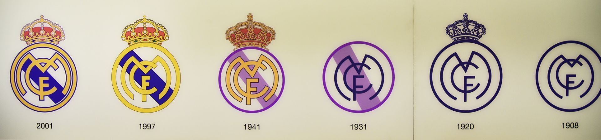 Real Madrid được gắn hình vương miện vào logo từ năm 1920. Nhưng trong thời Đệ nhị Cộng hoà Tây Ban Nha (1931-1939), các biểu tượng của hoàng gia bị cấm. Năm 1941, Real Madrid lại được “đội vương miện”.