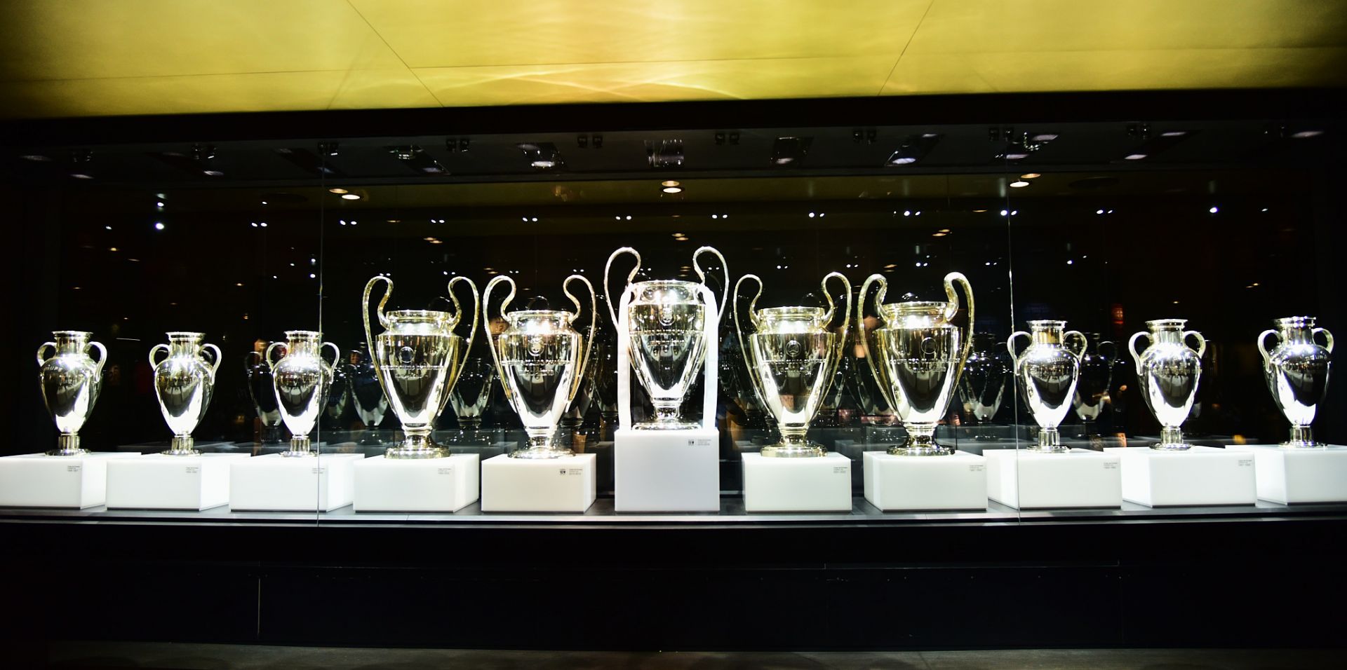 Các Cúp Champions League được đặt trong vị trí trang trọng nhất trong bảo tàng.