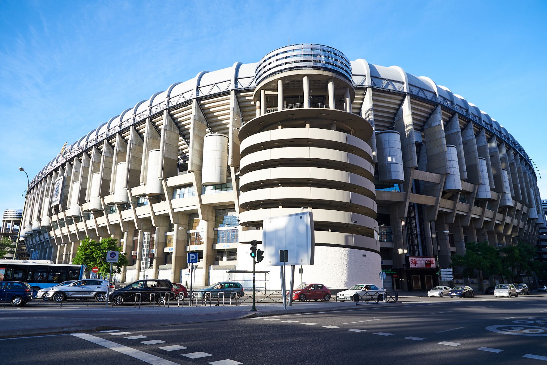 Sân vận động Santiago Bernabeu năm 2016, trước khi được đại tu vào năm 2020.