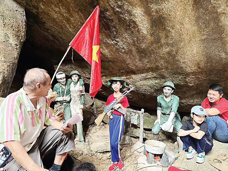 Bạn Nguyễn
Hoàng Gia Minh
(lớp 5/5, trường TH
Phước Hải 3,
TP. Nha Trang
trải nghiệm
làm chiến sỹ).