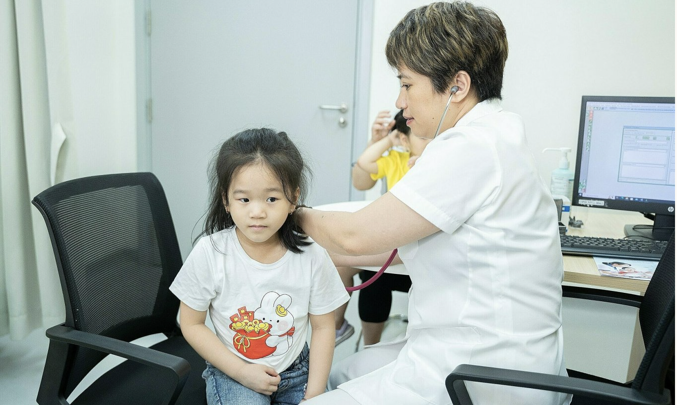 Bác sĩ thăm khám cho một bệnh nhi tại bệnh viện.