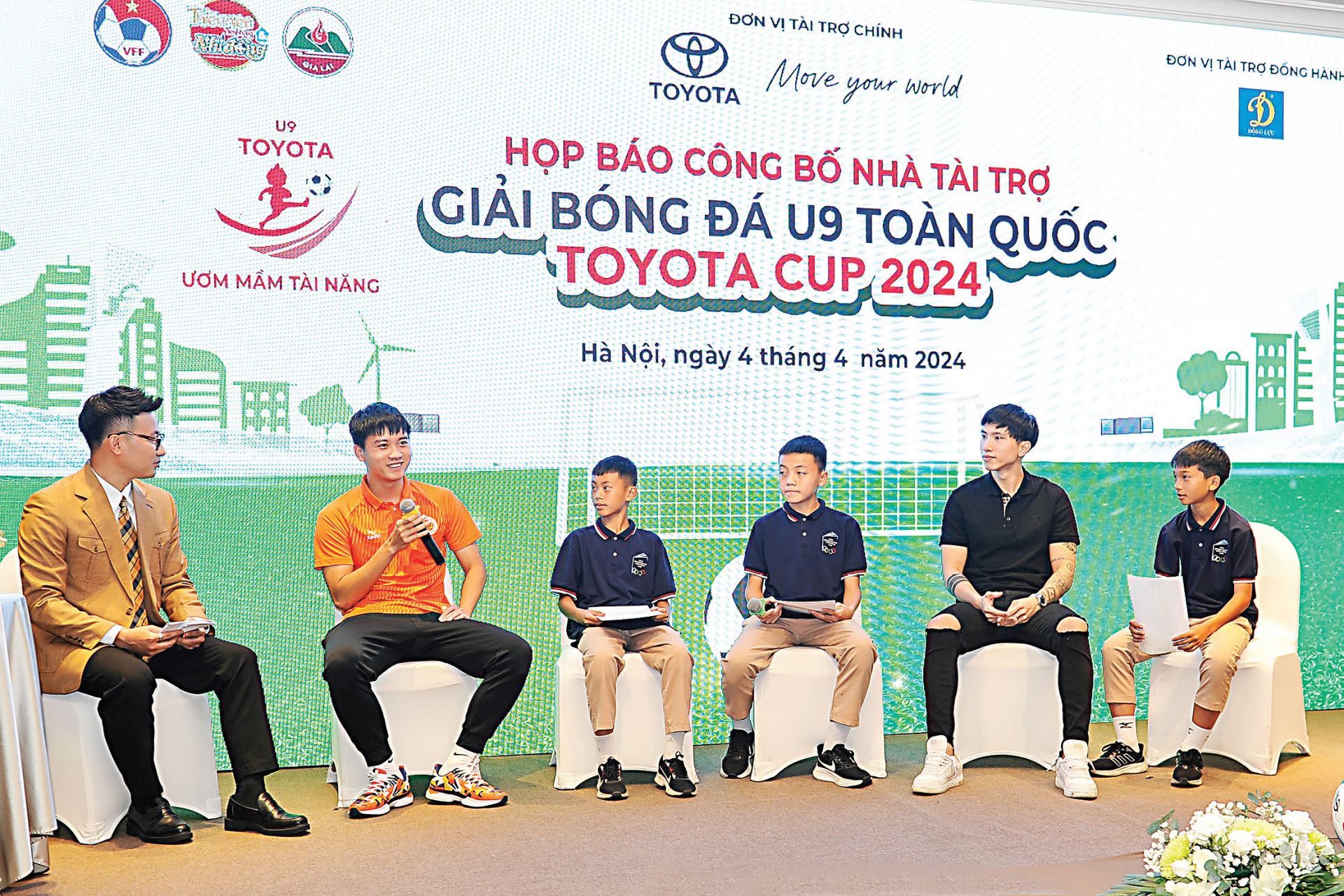 Anh Đoàn Văn Hậu
(áo đen) và anh
Nguyễn Hữu Thực
(áo cam) giao lưu cùng
các cầu thủ nhỏ tuổi
trên sân khấu.