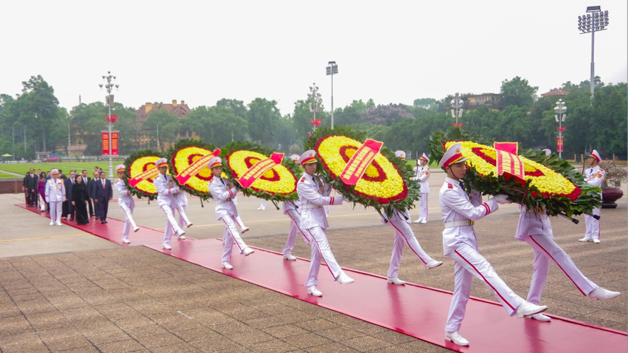 Lãnh đạo Đảng, Nhà nước vào Lăng viếng Chủ tịch Hồ Chí Minh nhân kỷ niệm 70 năm Chiến thắng Điện Biên Phủ