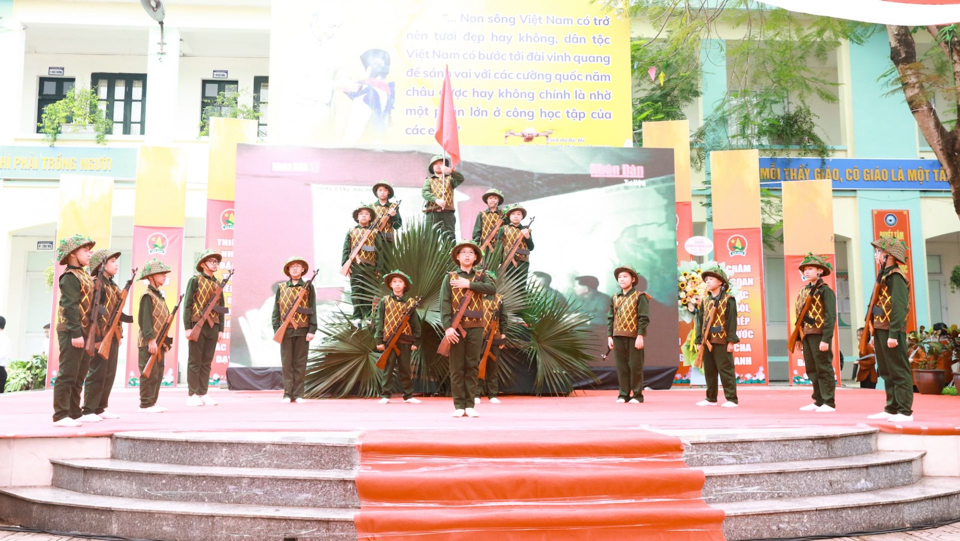 Học sinh Xuân Đỉnh hóa thân thành các chiến sĩ Điện Biên năm xưa.