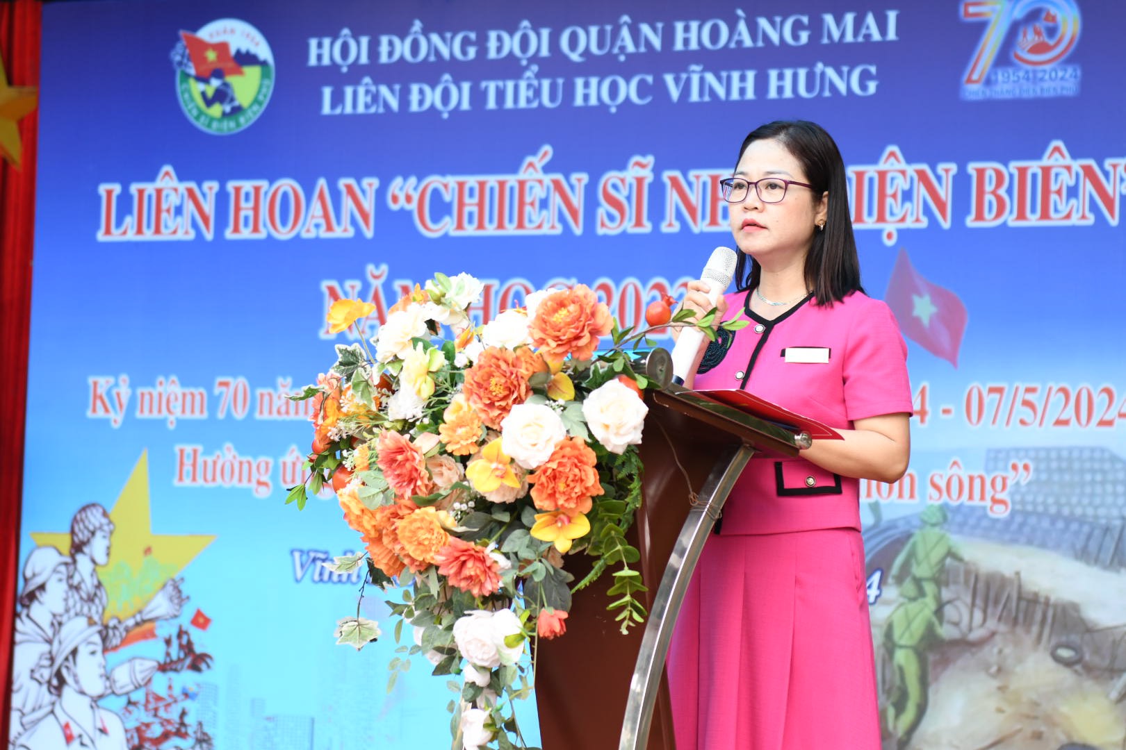 Nhà giáo Nguyễn Thị Nga - Phó Hiệu trưởng trường Tiểu học Vĩnh Hưng phát biểu tại Liên hoan.