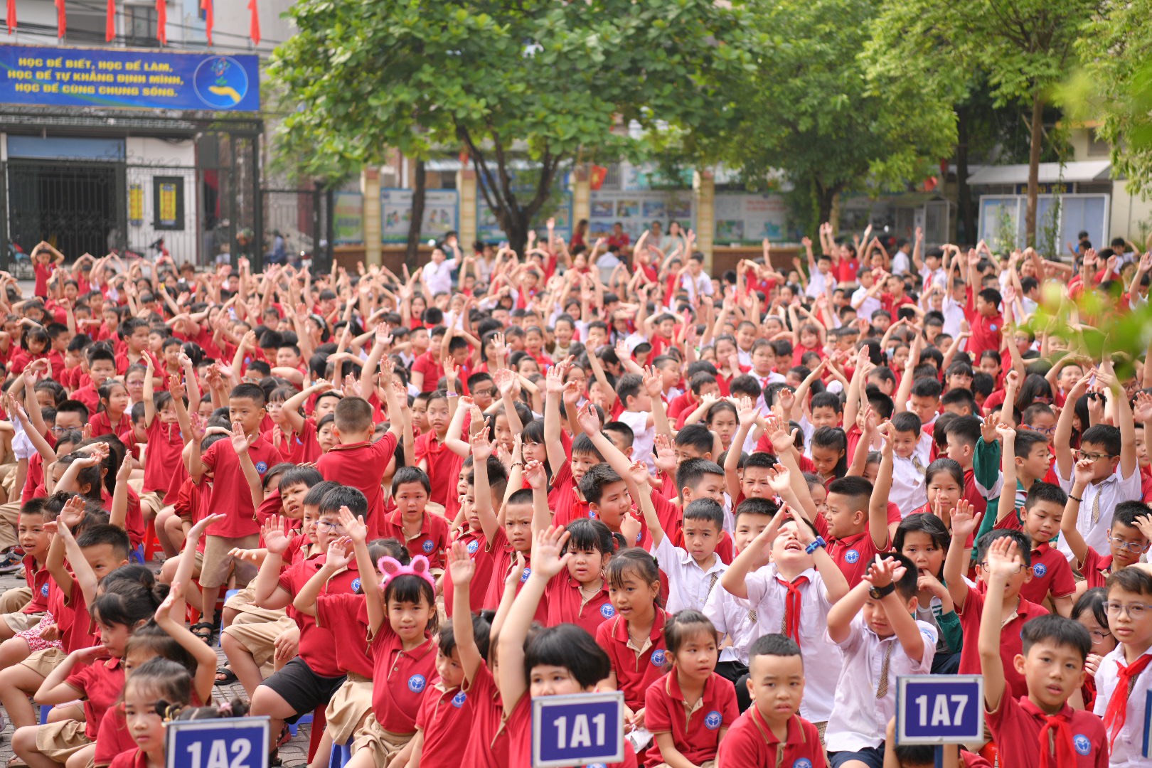 Học sinh trường Tiểu học Vĩnh Hưng hào hứng tham gia các hoạt động tại Liên hoan.