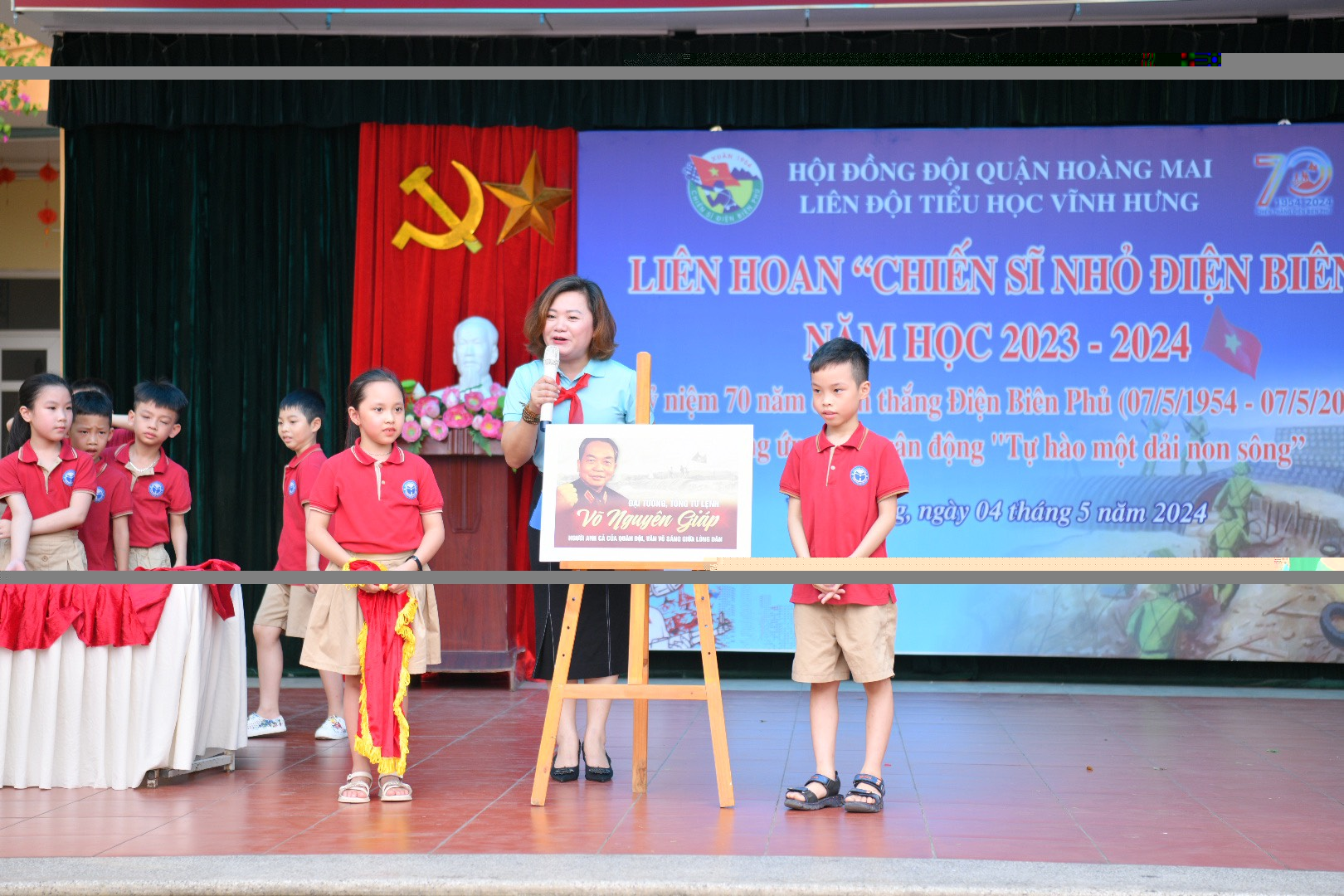 Học sinh trường Tiểu học Vĩnh Hưng thi tìm hiểu về lịch sử Chiến thắng Điện Biên Phủ.