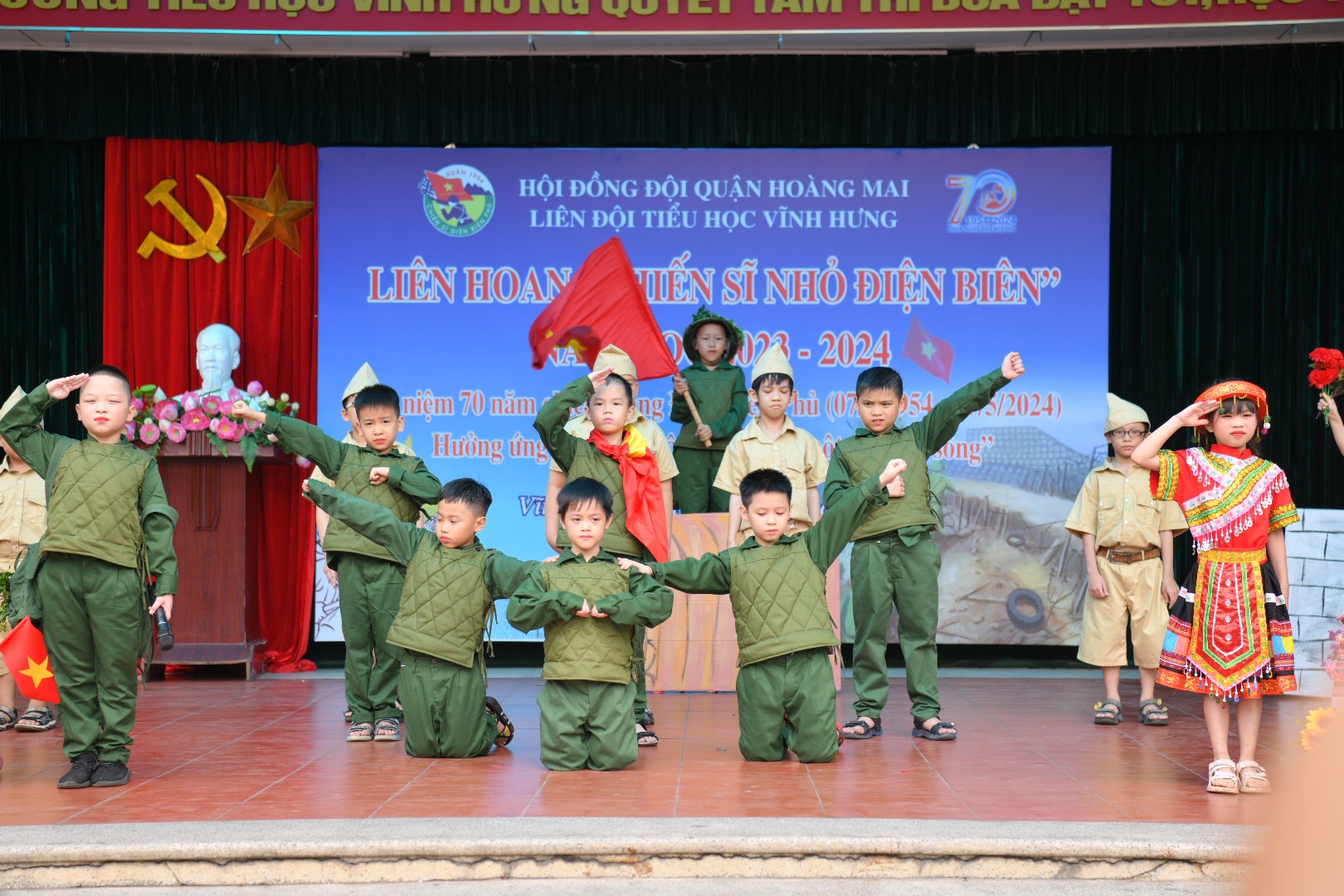 Tiết mục sân khấu hóa về Chiến dịch Điện Biên Phủ của các bạn học sinh trường Tiểu học Vĩnh Hưng.