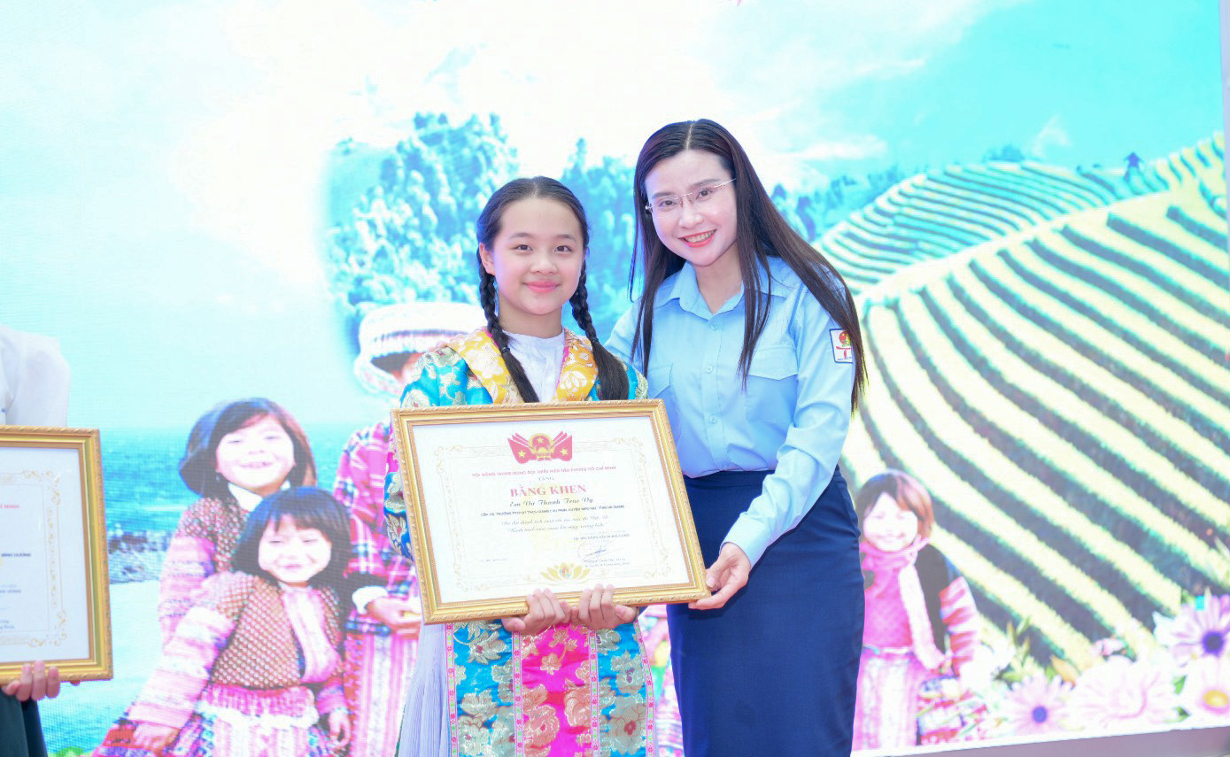 Bác Trương Mỹ Hoa và Chị Nguyễn Phạm Duy Trang trao Bằng khen của Hội đồng Đội T.Ư cho hai giải Nhất thi Viết và thi Vẽ.
