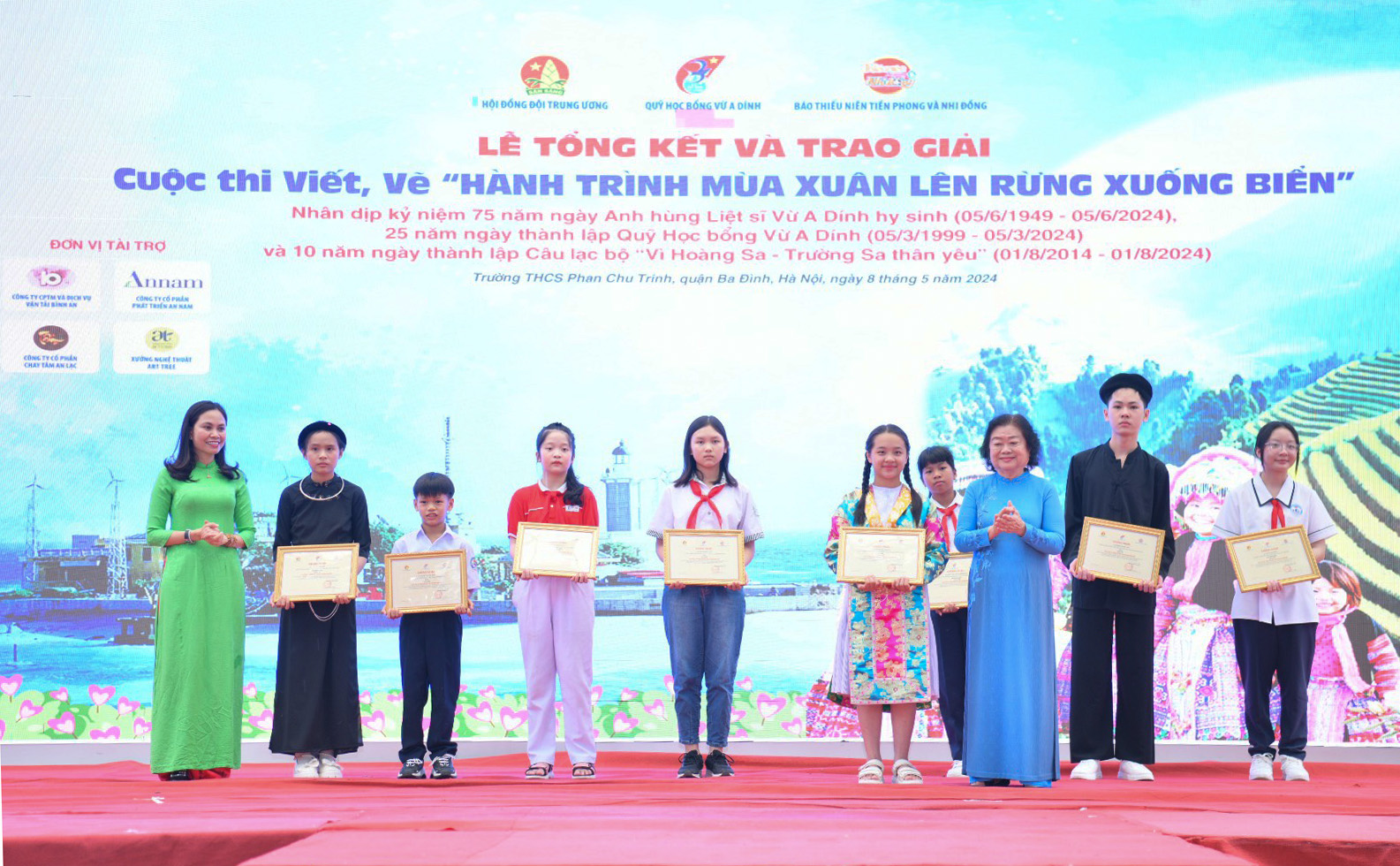 Bác Trương Mỹ Hoa và Lê Thị Hà - Giám đốc Công ty Cổ phẩn và phát triển An Nam trao giải Viết cho các bạn học sinh đoạt giải.
