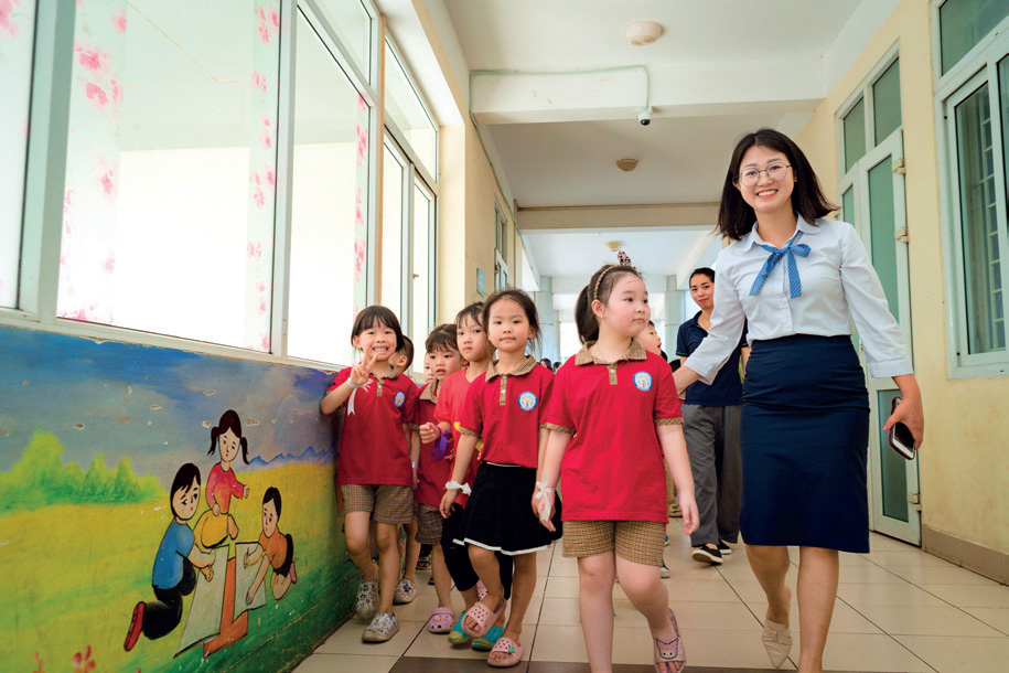 Các cô giáo ân cần đưa các vị khách quý tham
quan khuôn viên trường học.