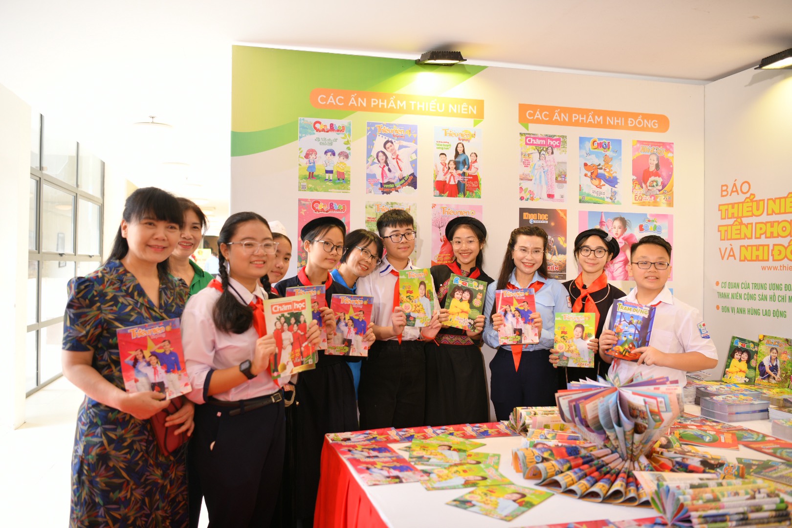 Chị Nguyễn Phạm Duy Trang cùng các các bạn đội viên trải nghiệm gian trưng bày của báo TNTP&NĐ