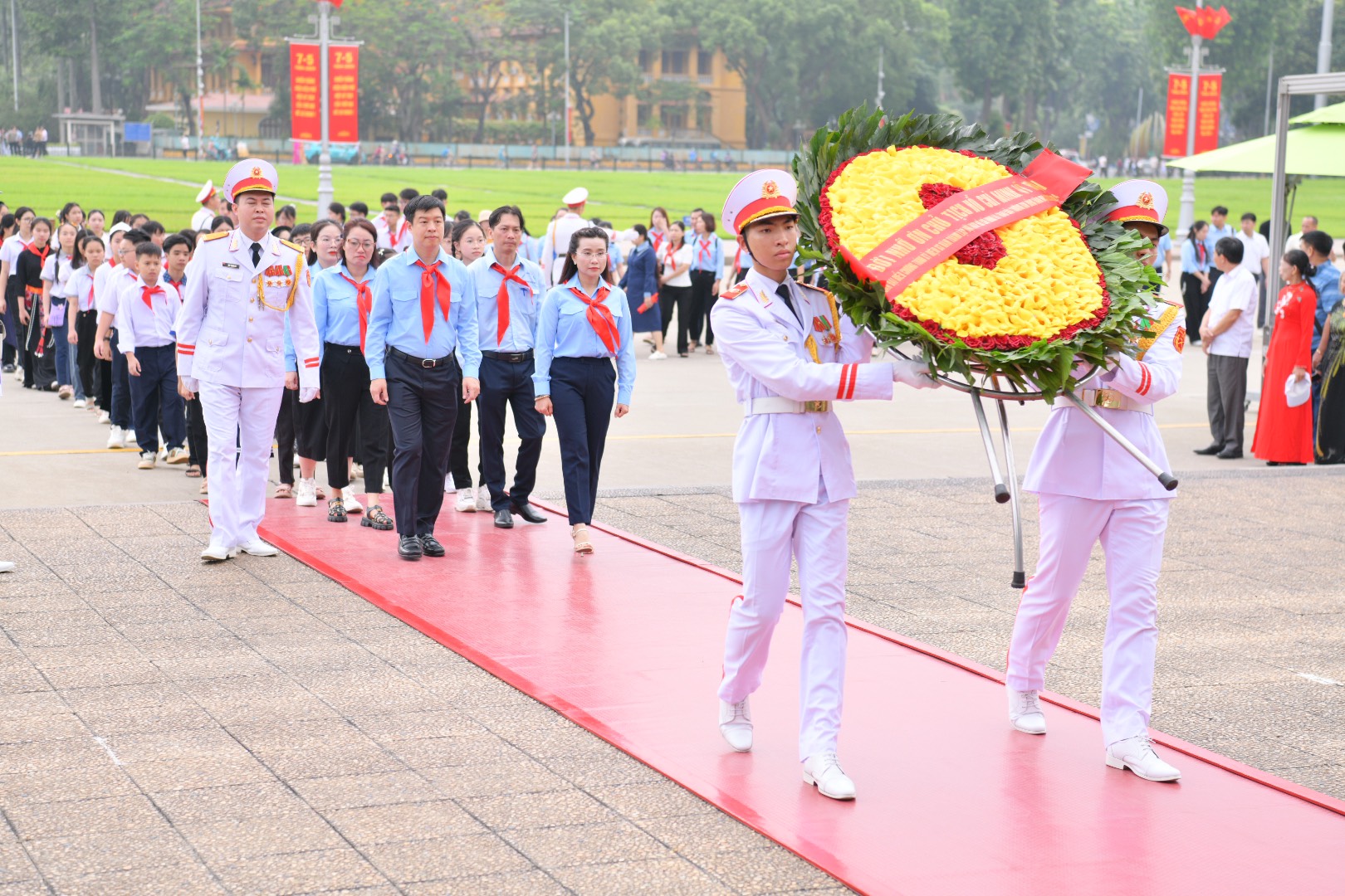 Đoàn đại biểu của Hội đồng Đội T.Ư, 125 bạn đội viên đoạt giải thưởng Kim Đồng dâng hoa và viếng Lăng Chủ tịch Hồ Chí Minh.