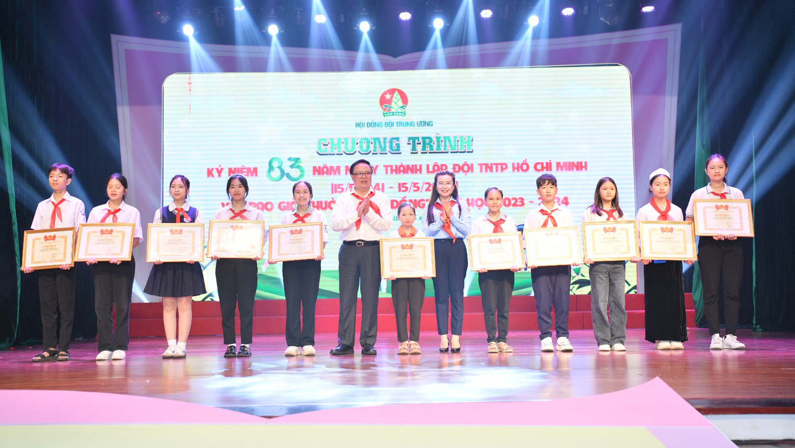 Trao giải thưởng Kim Đồng cho các đội viên, chỉ huy Đội xuất sắc tiêu biểu năm học 2023 - 2024