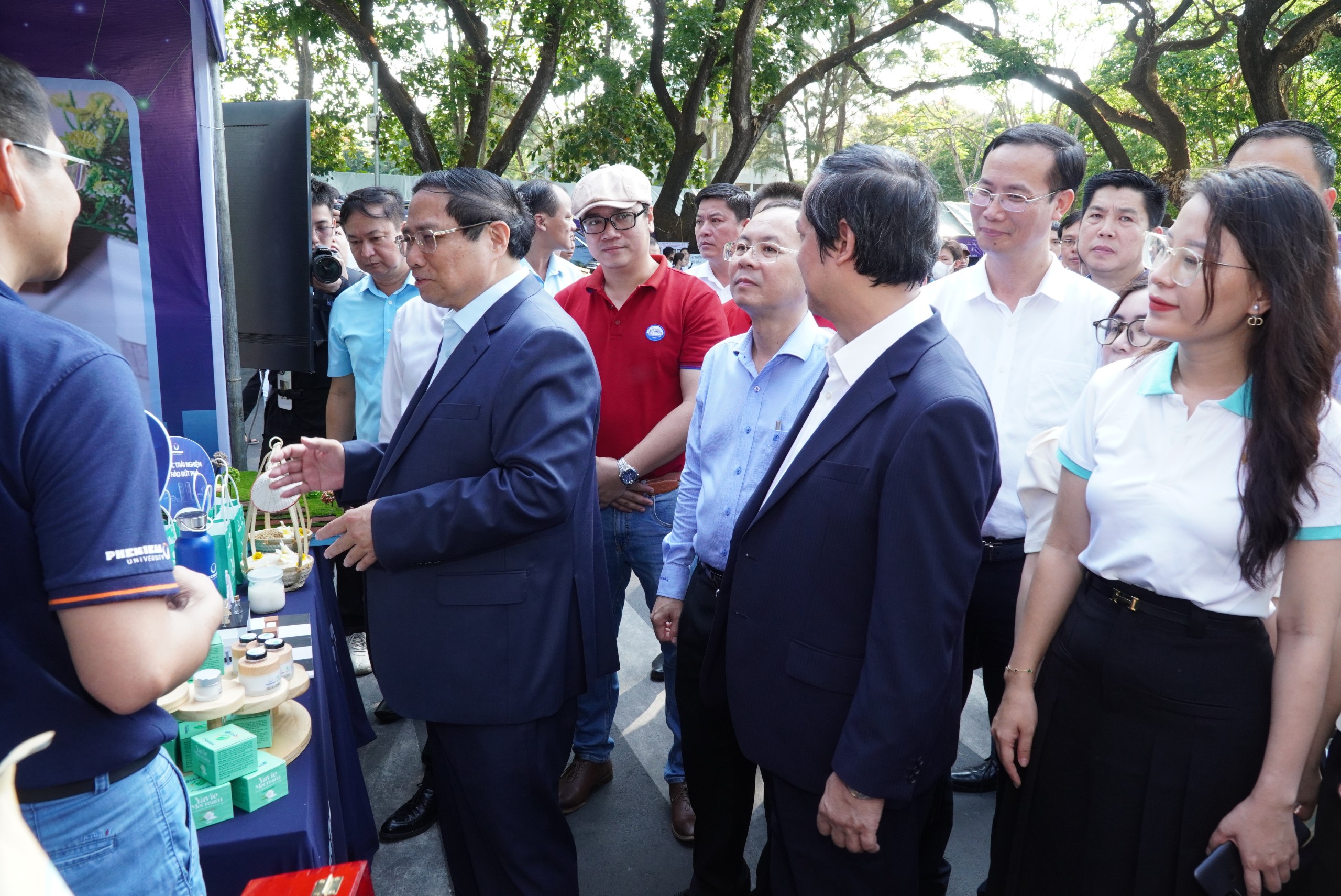Thủ tướng Phạm Minh Chính cùng đại biểu tham quan các gian hàng