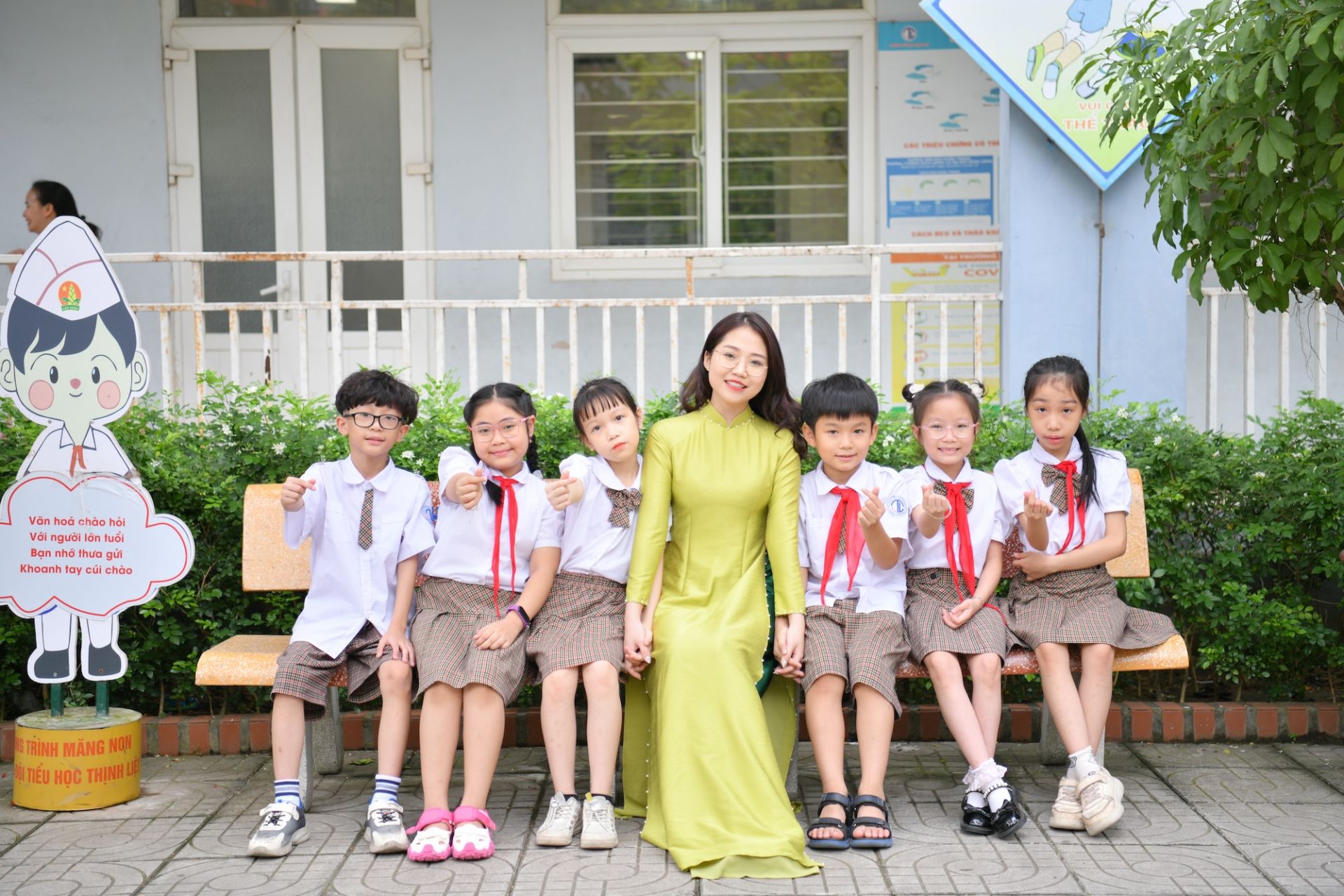 Cô Linh Hương cùng các bạn học sinh lớp 3A9.