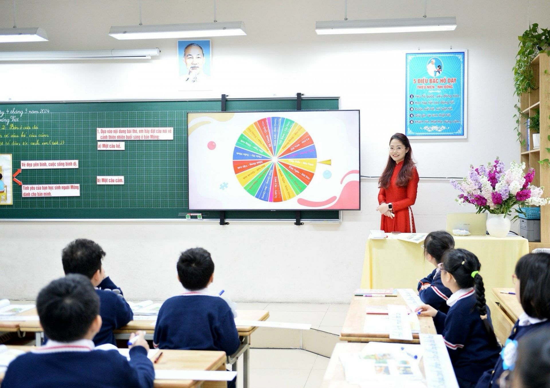 Cô giáo trẻ ứng dụng công nghệ trong việc dạy học cho học trò.