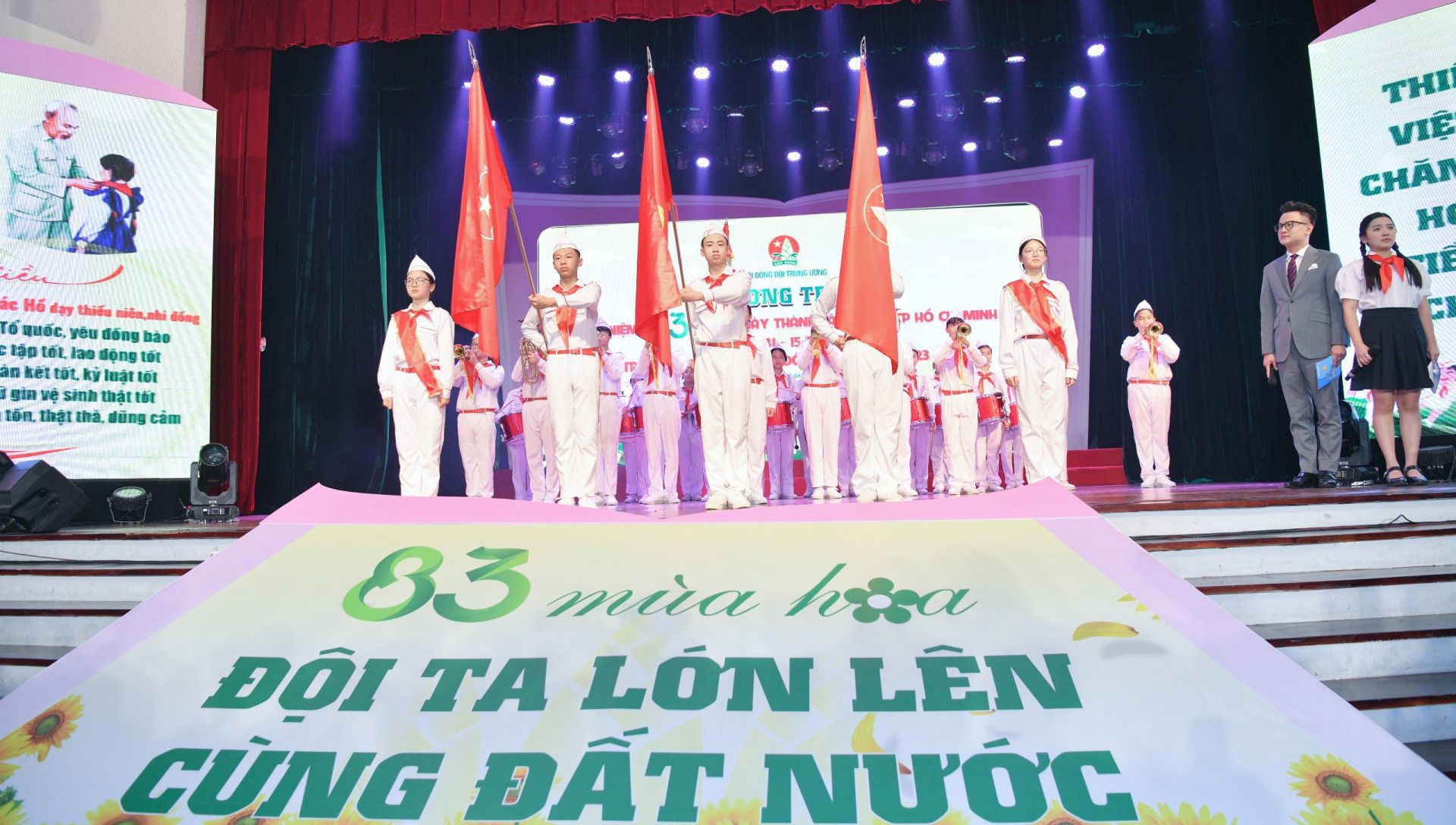 Đội Nghi lễ của trường THCS Ái Mộ (quận Long Biên, TP. Hà Nội) thực hiện nghi thức chào cờ mừng Kỷ niệm 83 năm Ngày thành lập Đội TNTP Hồ Chí Minh.