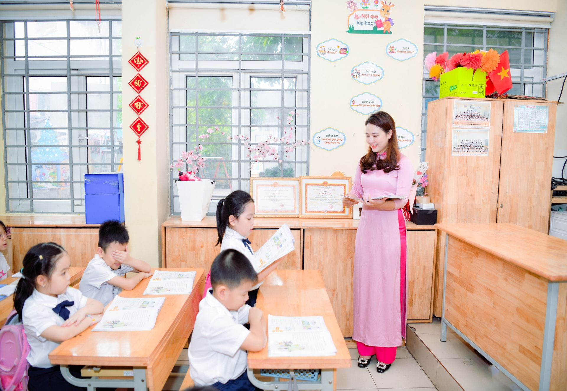 Cô Thu Hà là giáo viên được các bạn học sinh lớp  quý mến.