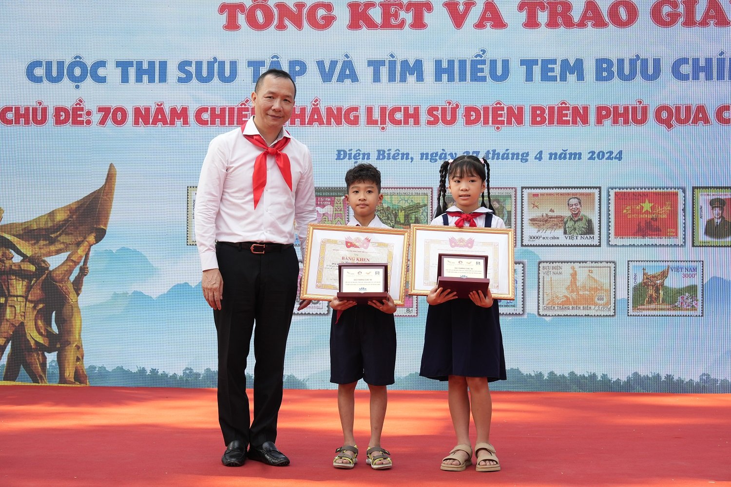 Ông Lê Quốc Anh, Phó Tổng giám đốc Tổng công ty Bưu điện Việt Nam trao phần thưởng cho 02 học sinh đoạt giải Nhất