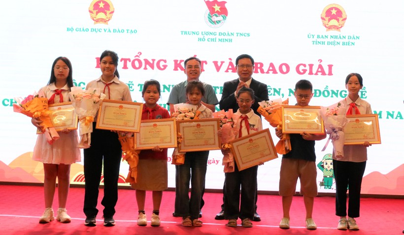 Trao Bằng khen cho đại diện các tác giả đạt giải Nhất tại Cuộc thi.
