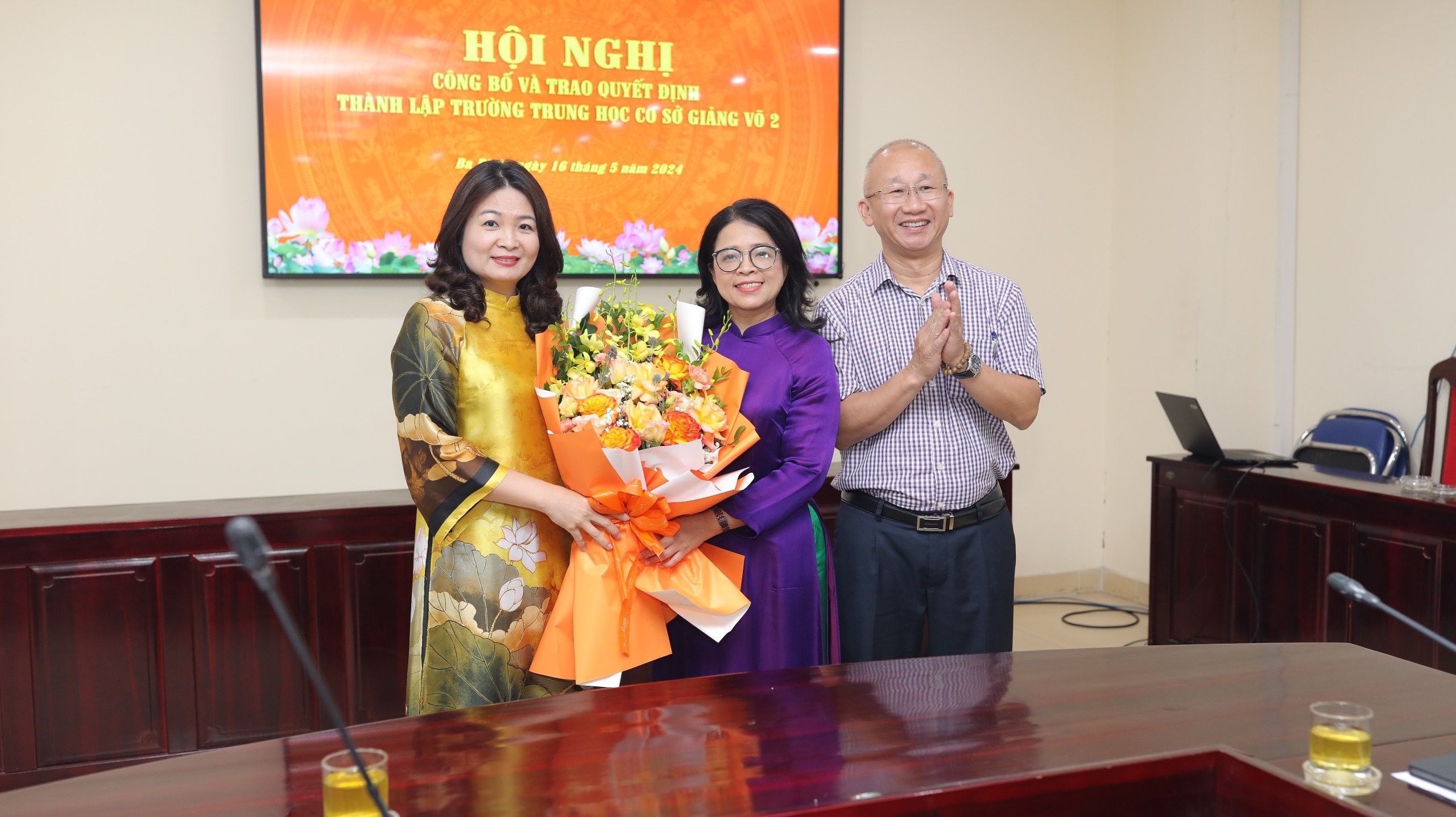 Nhà giáo Nguyễn Thị Hương Giang được ngành Giáo dục quận Ba Đình giao nhiệm vụ Hiệu trưởng trường THCS Giảng Võ 2.