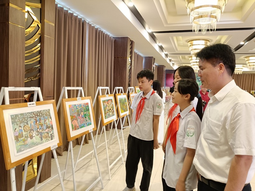 Thầy trò Trường THCS Mường Thanh, thành phố Điện Biên Phủ tham quan gian trưng bày các tác phẩm đạt giải