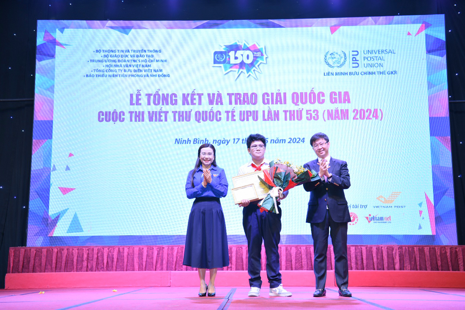 Thứ trưởng Bộ TT&TT Bùi và Bí thư T.Ư Đoàn Nguyễn Phạm Duy Trang trao giải Nhất của cuộc thi cho bạn 