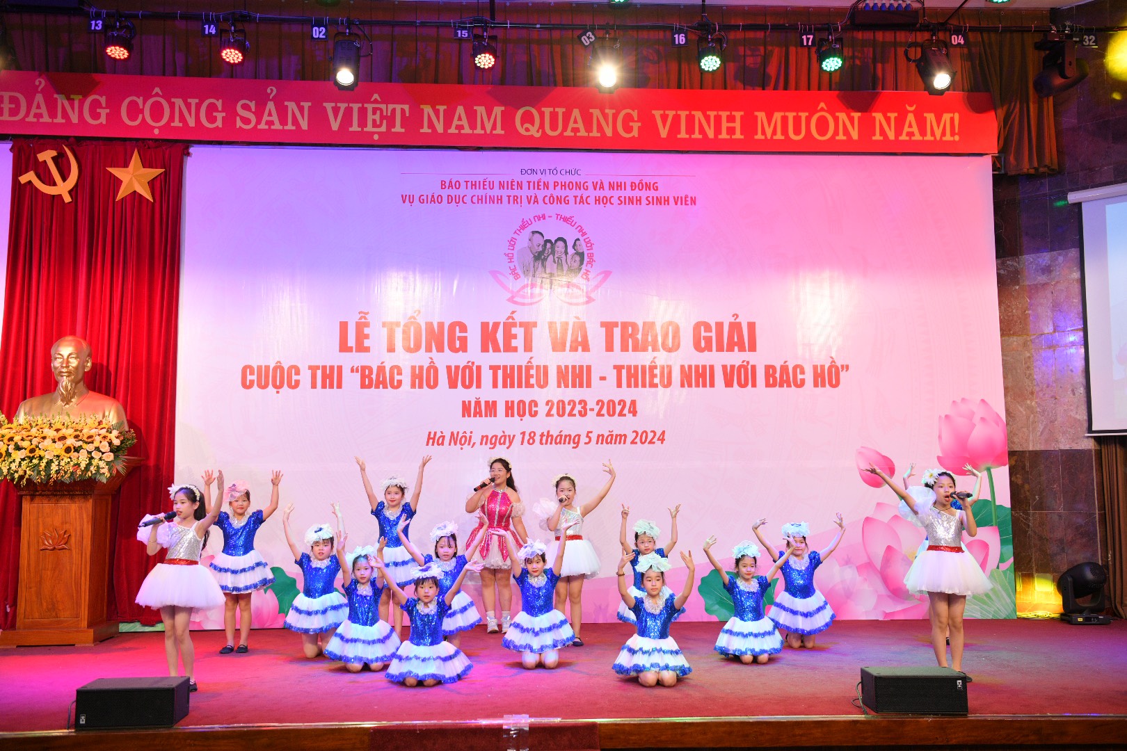 Tiết mục văn nghệ chào mừng của các bạn học sinh trường Tiểu học Chu Văn An (quận Tây Hồ, TP. Hà Nội).