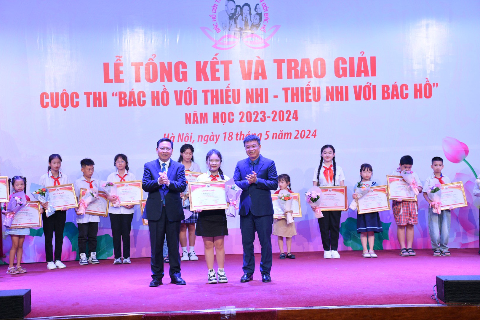 Tiến sĩ Trần Văn Đạt và nhà văn, nhà báo Nguyễn Phan Khuê trao giải Nhất tập thể và giải Nhất cá nhân của cuộc thi.