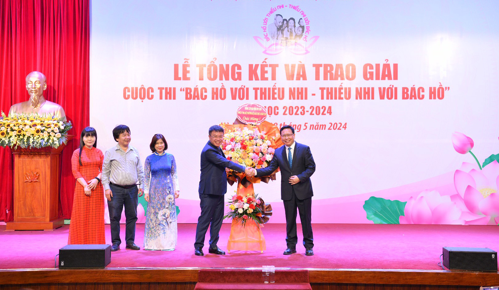 Bộ trưởng Bộ GD&ĐT Nguyễn Kim Sơn gửi lẵng hoa chúc mừng thành công của cuộc thi 