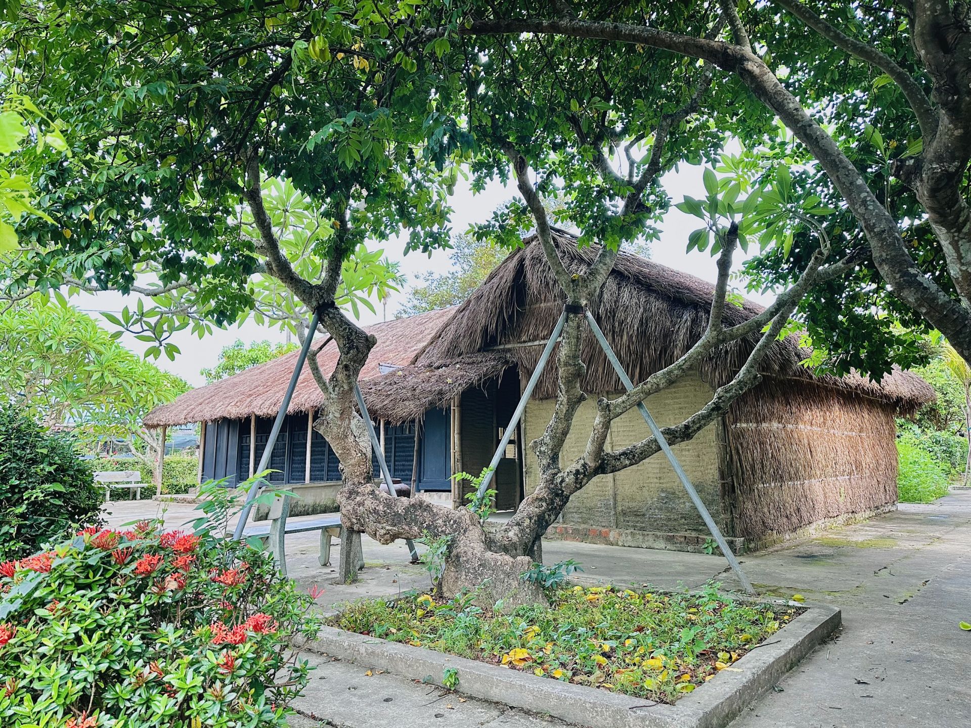 Ngôi nhà làng Dương Nỗ - nơi Bác Hồ từng sinh sống được bảo tồn và xếp hạng di tích quốc gia đặc biệt.