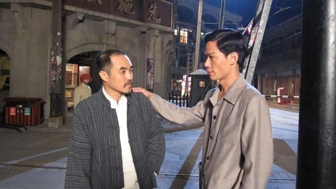 Diễn viên Minh Hải (phải) thể hiện hình tượng Nguyễn Ái Quốc. (Ảnh: NSX)