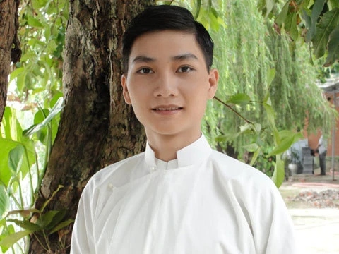 Diễn viên Nguyễn Minh Đức trong vai Nguyễn Tất Thành, người thầy giáo trẻ giàu nhiệt huyết. (Ảnh: NSX)