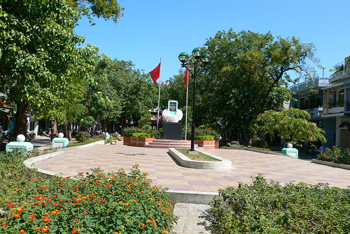 Công viên ở đường Phan Đăng Lưu, thành phố Huế, địa điểm của trường Pháp - Việt Đông Ba, nơi Bác Hồ theo học những năm 1906 – 1908
