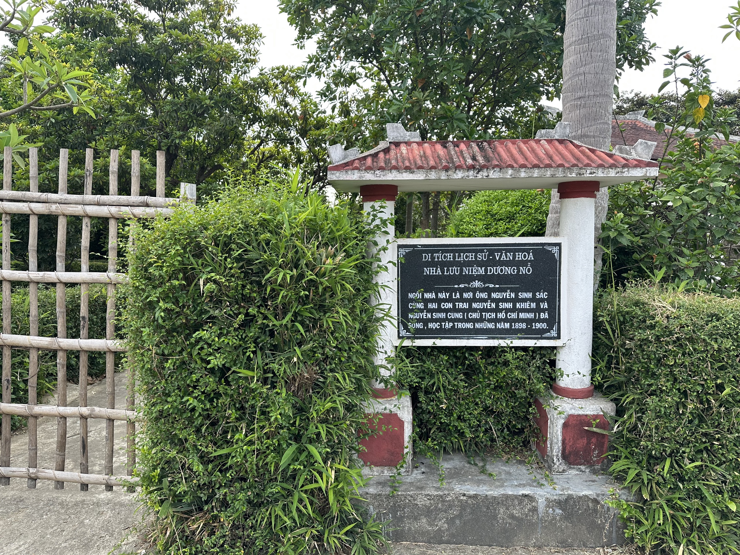 Ngôi nhà lưu niệm thời niên thiếu của Chủ tịch Hồ Chí Minh tại làng Dương Nỗ.
