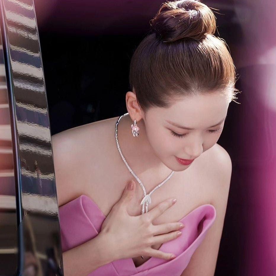 Ngày thứ 6 của Liên hoan phim Cannes lần thứ 77 diễn ra với buổi công chiếu bộ phim Horizon: An American Saga. Yoona (SNSD) tham dự với tư cách đại diện cho thương hiệu trang sức Qeelin thuộc tập đoàn Kering. Trên thảm đỏ, ca sĩ Hàn Quốc tỏa sáng trong bộ váy phom dáng bồng bềnh như công chúa. Ảnh: @fashionandstyle.official.