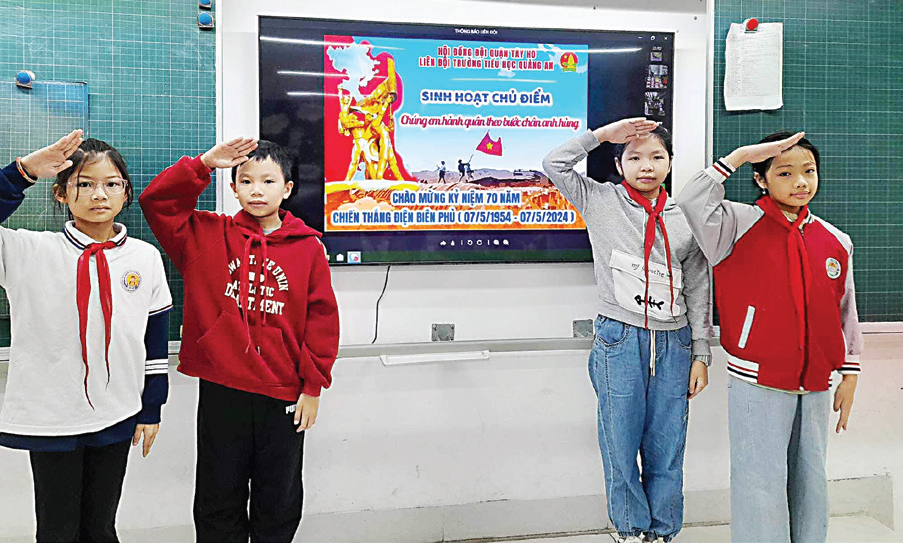 Sinh hoạt chủ điểm Theo bước chân những người anh hùng tại trường Tiểu học Quảng An.