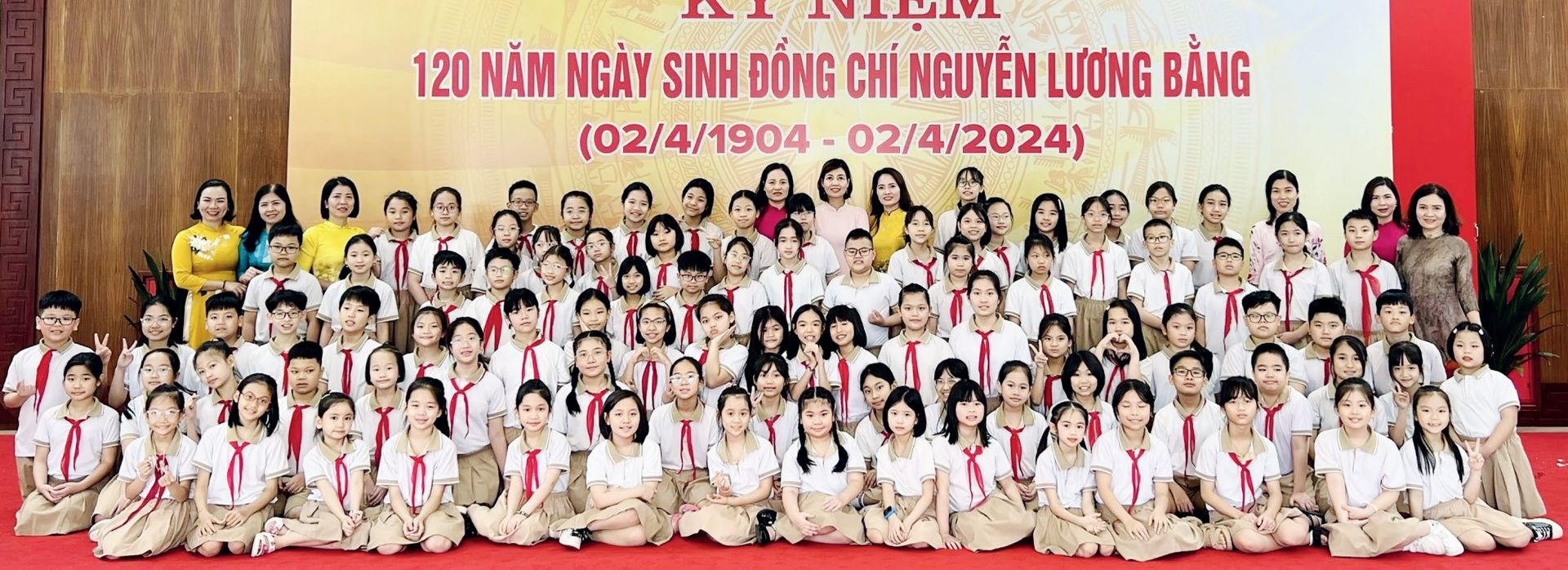 Giáo viên và học sinh nhà trường cùng lưu lại khoảnh khắc đáng nhớ nhân Kỷ niệm 120 năm ngày sinh cố Phó Chủ tịch nước Nguyễn Lương Bằng.