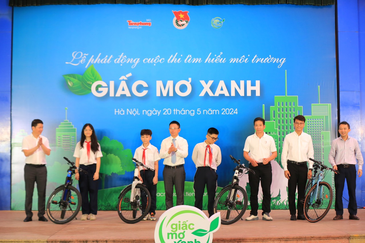 Ban Tổ chức tặng xe đạp cho các bạn học sinh.