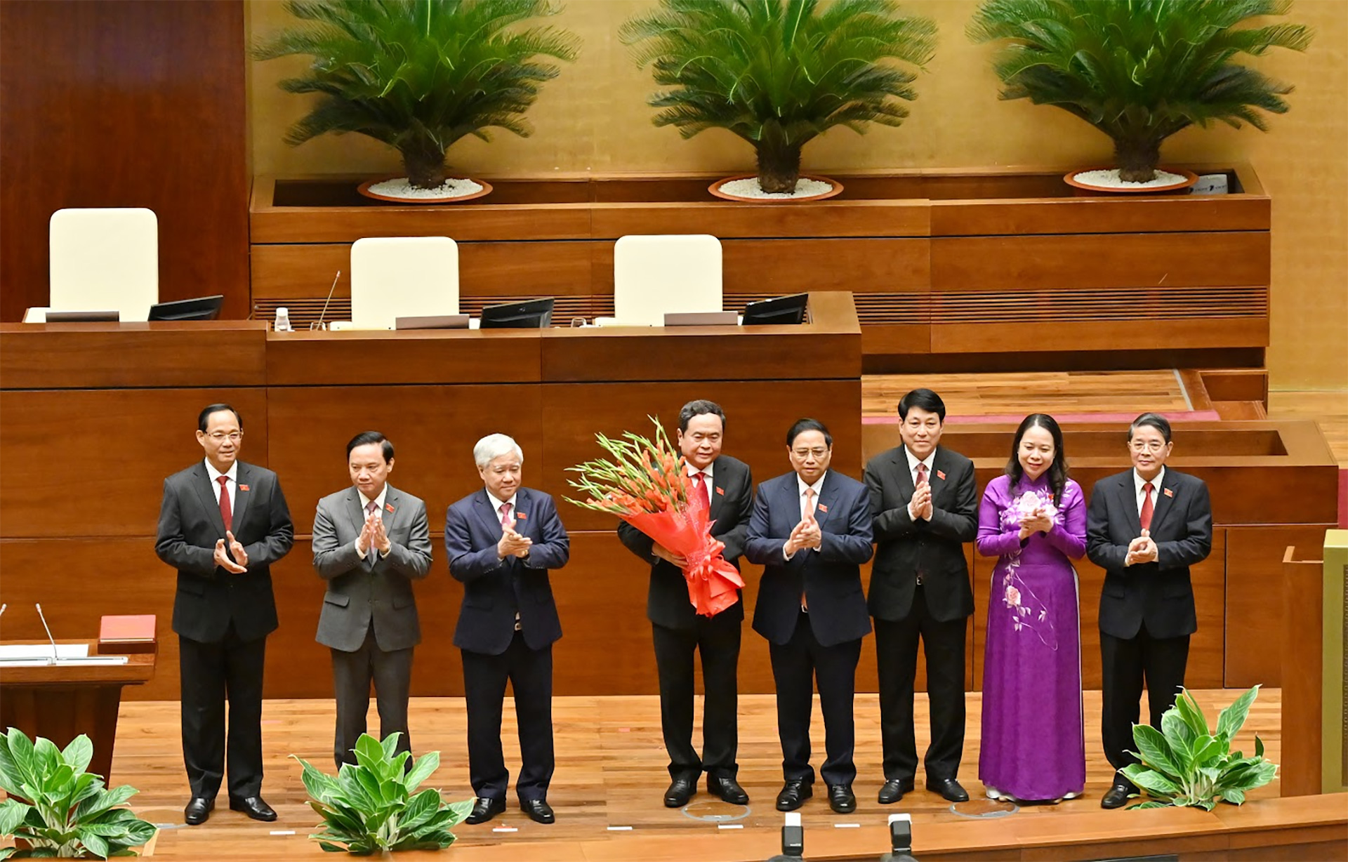 Thủ tướng Phạm Minh Chính và các đồng chí lãnh đạo Đảng, Nhà nước tặng hoa chúc mừng Chủ tịch Quốc hội Trần Thanh Mẫn.