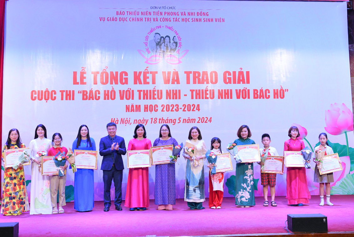 Các tập thể, cá nhân nhận giải tại cuộc thi “Bác Hồ với thiếu nhi – Thiếu nhi với Bác Hồ” tại Bảo tàng Hồ Chí Minh (Hà Nội) 