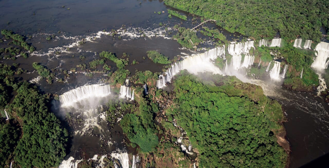 Thác Iguazu thuộc Argentina và Brazil là hệ
thống thác nước lớn nhất thế giới. Nó trải dài gần
3 km và có 275 điểm rơi thẳng đứng.